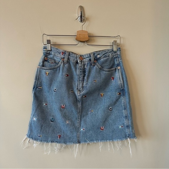 TOMMY Hilfiger-90’s Inspired Logo/Spell Out Back Tag Raw Hem Skirt (Size:26) - Picture 2 of 10